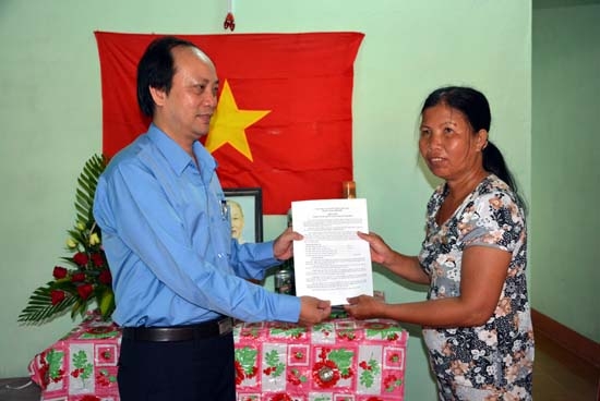 Ông Nguyễn Hải Nam- Phó Giám đốc Nhà máy Bia Dung Quất trao biên bản nghiệm thu, bàn giao nhà cho chị Tường.