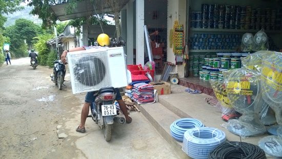 Nhiều gia đình ở Lý Sơn cố gắng mua sắm cho gia đình một chiếc máy lạnh để chống nóng.