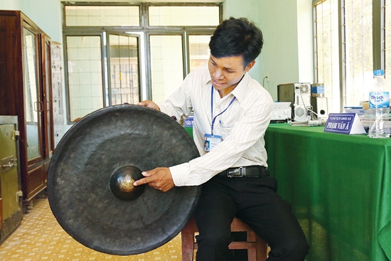 Anh Phạm Văn Náy biểu diễn cồng chiêng cho du khách xem.