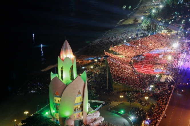 Toàn cảnh khu vực quảng trường 2-4, nơi diễn ra lễ khai mạc Festival biển Nha Trang 2015 - Ảnh: Huyền Trang