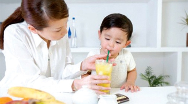 Cung cấp nước uống có giá trị dinh dưỡng cho trẻ.
