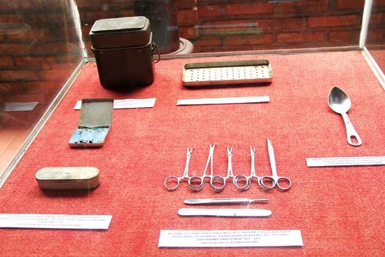 Bộ dụng cụ trung phẫu của đồng chí Lê Hữu Hận dùng để cứu chữa thương binh từ năm 1965-1975.