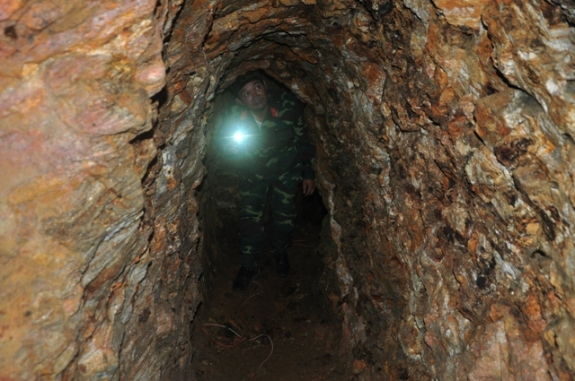 Tại đồi  Cà Nhút có đến 26 hầm vàng lớn nhỏ được 