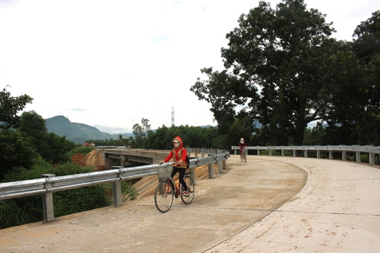 Cầu Bến Thóc thuộc tuyến đường liên xã trên địa bàn xã Hành Minh vừa được hoàn thành bằng nguồn vốn xây dựng nông thôn mới, giúp nhân dân đi lại thuận lợi.