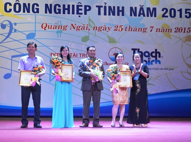 Đại diện đơn vị Công ty CP Bia Sài Gòn - Quảng Ngãi nhận giải A tiết mục từ BTC.