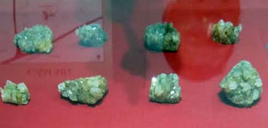 Thạch anh, vàng, thủy tinh được phát hiện tại Cấm Mít và Phong Lệ lần đầu tiên ra mắt công chúng. Ảnh: Báo Đà Nẵng