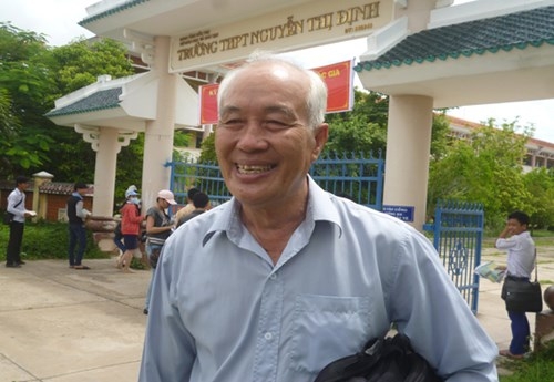 Thí sinh 70 tuổi Hồ Ngọc Cảnh đã đỗ tốt nghiệp THPT sau nhiều lần đi thi. Ảnh: ANTĐ.