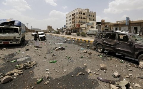  Đường phố Sanna ngổn ngang sau cuộc không kích của liên quân Arab (Ảnh Reuters)