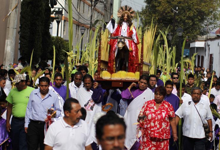  Người dân tham gia một đám rước tôn giáo ở Mexico