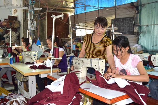 Đào tạo nghề may công nghiệp cho LĐNT tại một tổ hợp may công nghiệp tại gia ở huyện Tư Nghĩa.