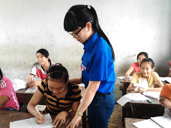 Các tình nguyện viên đang dạy hè cho học sinh xã Nghĩa An (Tư Nghĩa).
