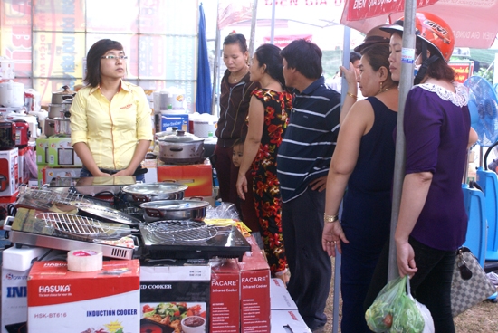 Người tiêu dùng tham quan, mua sắm tại phiên chợ hàng Việt tổ chức tại huyện miền núi Ba Tơ.