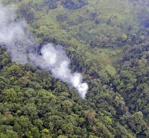  Khói bốc lên từ hiện trường nơi chiếc trực thăng Blackhawk bị rơi và bốc cháy - Ảnh: Cảnh sát Colombia