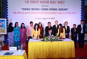 Bộ trưởng Bộ TT&TT Nguyễn Bắc Son ký phát hành bộ tem.