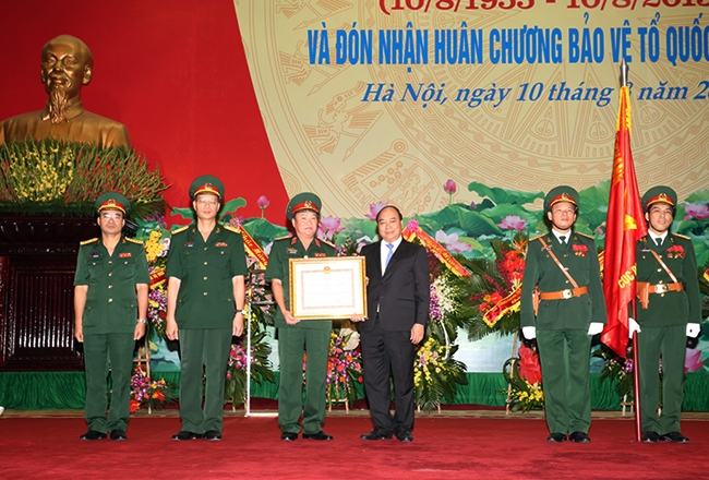 Phó Thủ tướng Nguyễn Xuân Phúc trao tặng Huân chương bảo vệ Tổ quốc hạng Ba cho Cục Doanh trại - Ảnh: VGP/Lê Sơn