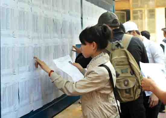 Nhiều thí sinh đang rất lo lắng khi đăng ký xét tuyển vào ĐH, CĐ. Trong ảnh: Thí sinh tham dự kỳ thi THPT quốc gia 2015 tại Trường                        THPT chuyên Lê Khiết.