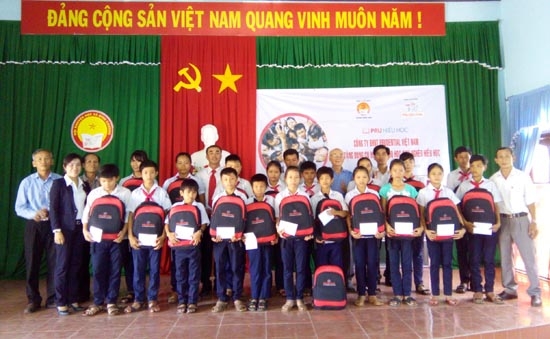 Tặng quà cho học sinh nghèo hiếu học ở xã Bình Khương.