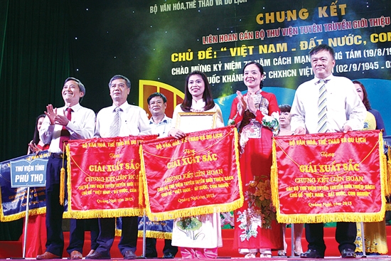  Phó Chủ tịch Thường trực UBND Lê Quang Thích và đại diện lãnh đạo Vụ Thư viện trao giải xuất sắc cho các đơn vị.                    Ảnh: T.PHƯƠNG