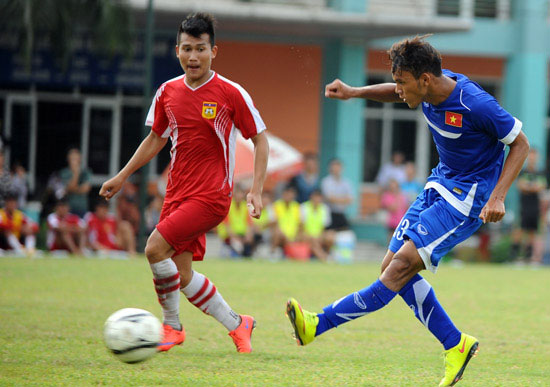 U19 Việt Nam (xanh) tiếp tục chiếm ưu thế trước U19 Lào