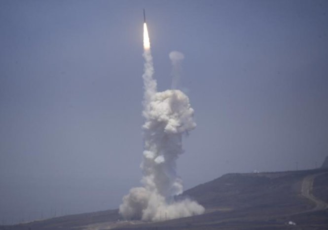  Quân đội Mỹ bắn thử tên lửa đánh chặn ở California - Ảnh: Reuters