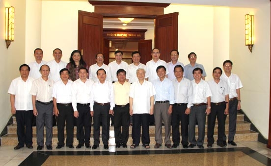 Tổng Bí thư Nguyễn Phú Trọng và các đồng chí lãnh đạo trung ương chụp ảnh lưu niệm với lãnh đạo tỉnh Quảng Ngãi