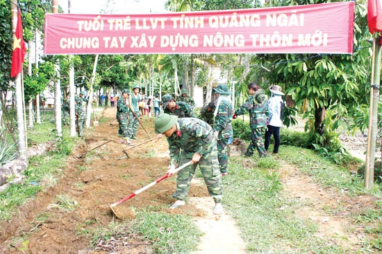 Cán bộ, chiến sĩ Bộ CHQS tỉnh làm đường giao thông nông thôn giúp người dân xã Long Môn (Minh Long).