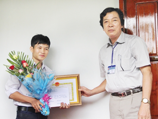 Giám đốc Sở Giáo dục và Đào tạo Đoàn Dụng trao thưởng cho em  Kiều Quốc Sang.                            Ảnh: P.Lý