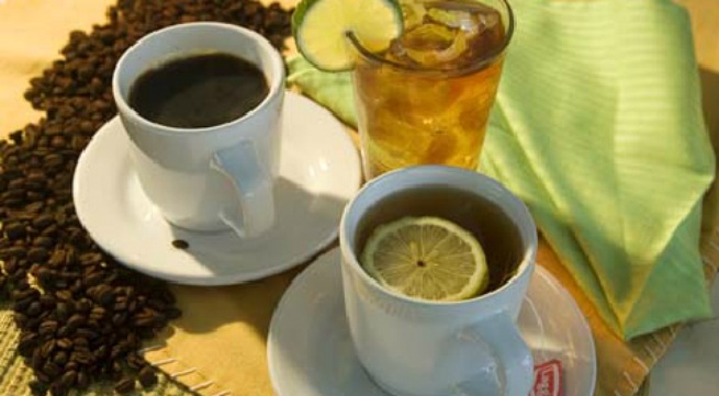 Hạn chế uống trà đặc, cà phê để phòng ngừa sỏi thận.