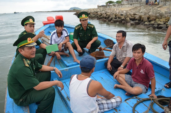Cán bộ Đồn Biên phòng Sa Huỳnh tuyên truyền pháp luật cho ngư dân.                                         Ảnh: K.T