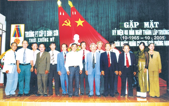  Thầy trò Trường cấp II Bình Sơn chụp ảnh trong dịp gặp mặt kỷ niệm 40 năm thành lập trường (1965-2005).