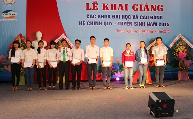 Đại diện lãnh đạo Công ty TNHH MTV Mai Linh - Chi nhánh Quảng Ngãi trao học bổng cho các em.