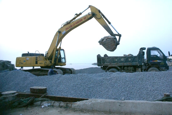 Tập kết vật liệu ra đảo phục vụ xây dựng công trình XDCB.