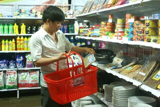 Người tiêu dùng thường lựa chọn mua hàng trong siêu thị để tránh mua phải hàng giả.
