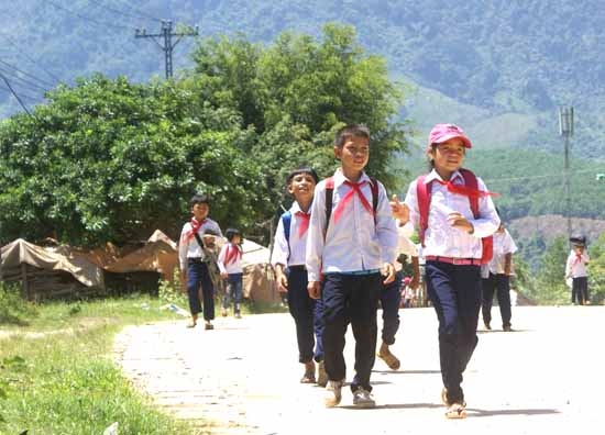 Học trò Sơn Bua trên đường đến trường.