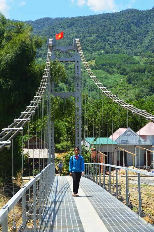 Từ khi có cây cầu treo dân sinh, các em ở thôn Làng Bung đến trường dễ dàng hơn trước.