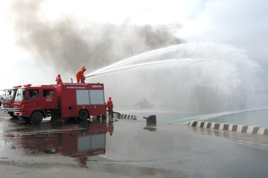 Diễn tập phòng chống cháy nổ tại bến cảng số 1 Nhà máy lọc dầu Dung Quất.