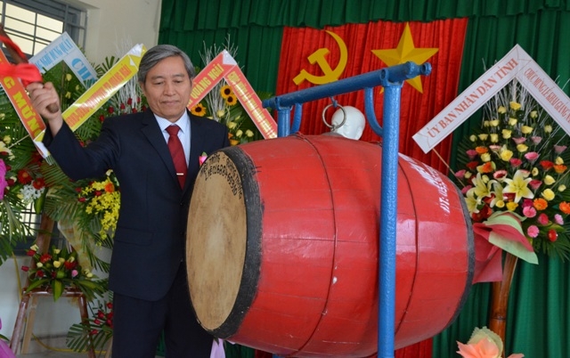 Phó Chủ tịch Thường trực UBND tỉnh Lê Quang Thích đánh trống khai giảng năm học mới.