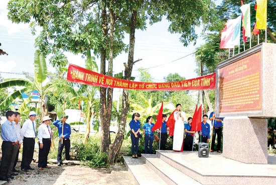 Các thành viên trong đoàn hành trình về thăm Di tích Gò Cây Thị (xã Phổ Ninh).                   ảnh: BS