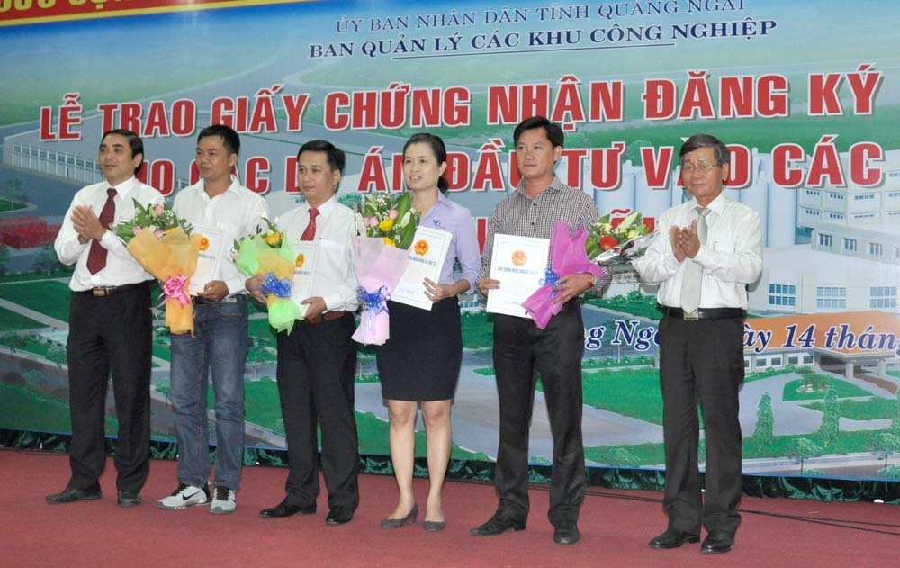 Phó Chủ tịch UBND tỉnh Phạm Như Sô và lãnh đạo BQL các KCN trao giấy chứng nhận và tặng hoa cho các nhà đầu tư.