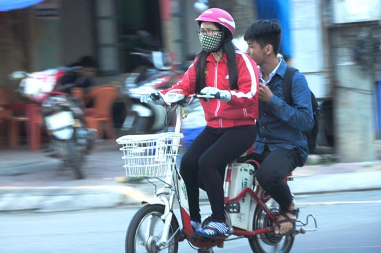  Học sinh đi xe đạp điện nhưng người ngồi sau không đội nón vô tư lưu thông trên đường. Việc phát động cuộc thi nhằm hạn chế tình trạng học sinh vi phạm Luật Giao thông.