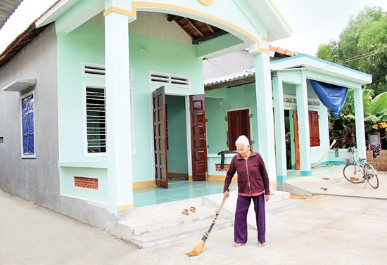 Niềm vui của bà Đông bên ngôi nhà được xây dựng từ sự hỗ trợ của Hội đồng hương Quảng Ngãi tại Đà Nẵng.            