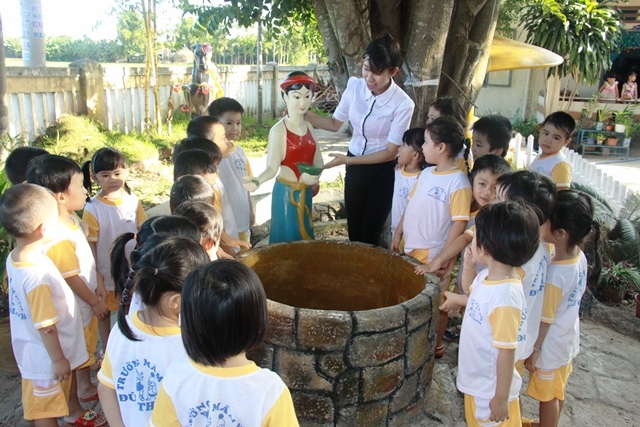 Trẻ ở Trường mầm non xã Đức Thạnh (huyện Mộ Đức) say sưa tìm hiểu câu chuyện 