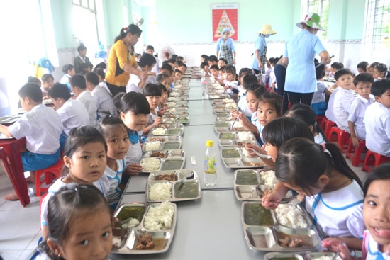 Bữa cơm của học sinh Trường Tiểu học Nghĩa Chánh được nấu từ gạo hữu cơ.