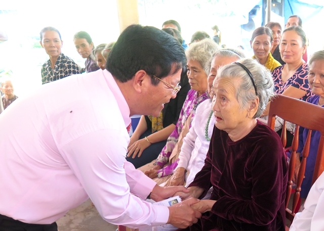 Bí thư Tỉnh ủy- Chủ tịch HĐND tỉnh Lê Viết Chữ tặng quà cho Mẹ VNAH ở thôn An Đại 3