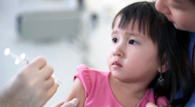  Trẻ cần tiêm vaccin để phòng ngừa sởi, quai bị, rubella. Ảnh minh họa