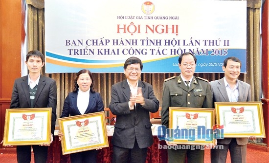 Trưởng Ban Tổ chức Tỉnh ủy, Phó Chủ tịch Hội Luật gia tỉnh Nguyễn Chín trao Bằng khen của Hội Luật gia Việt Nam cho các cá nhân có thành tích xuất sắc trong công tác Hội.