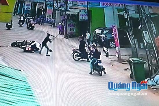 Cảnh côn đồ dùng hung khí đánh một thanh niên gục ngã trên đường Trần Quang Diệu được ghi lại qua hệ thống camera quan sát.