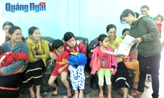 Tuyền thông nhóm về chính sách DS-KHHGĐ tại thôn Thanh Mâu, xã Thanh An (Minh Long).