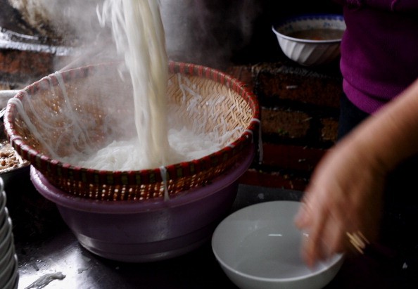 Bún được làm bằng gạo nguyên chất sẽ có màu trắng đục.  Ảnh: Getty Images