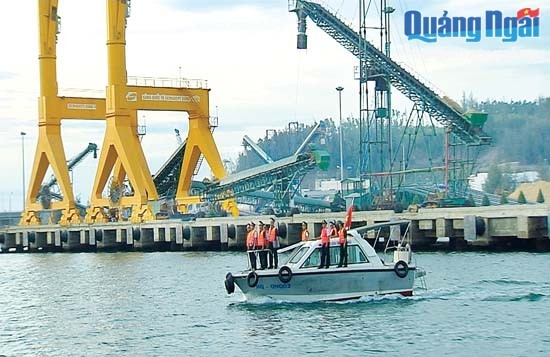 Bộ đội Biên phòng phối hợp với Hải quan tuần tra kiểm soát khu vực cửa khẩu cảng Dung Quất.                                      Ảnh:  Khánh Toàn